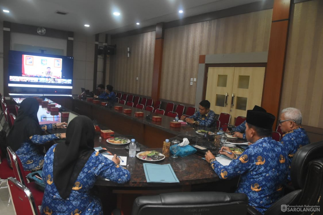 17 November 2025 Zoom Meeting Dengan Bapak Mendagri Terkait Percepatan Realisasi Anggaran Tahun 2025 di Ruang Pola Utama Kantor Bupati Sarolangun