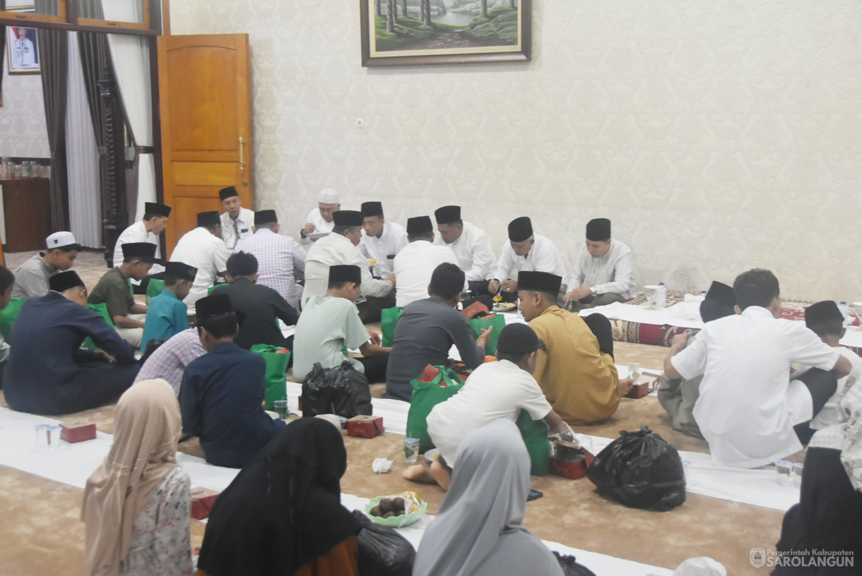 2 Januari 2025 - Yasinan Dan Doa Bersama Serta Santunan Kepada Anak Yatim, Bertempat di Rumah Dinas Bupati Sarolangun