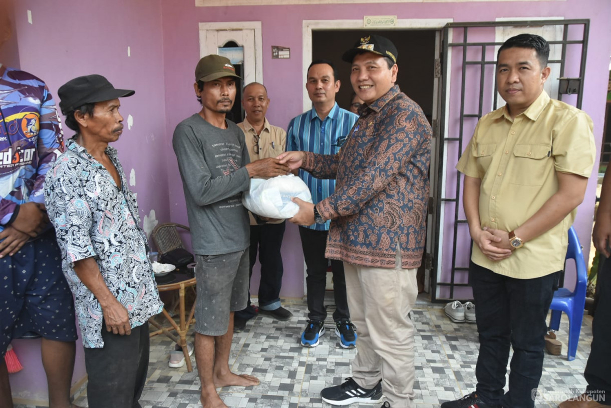 15 Oktober 2023 - Penjabat Bupati Sarolangun&nbsp; Memberikan Bantuan Sosial dan Bantuan Air PDAM Kepada Warga Dese Jernang Kecamatan Mandiangin Timur