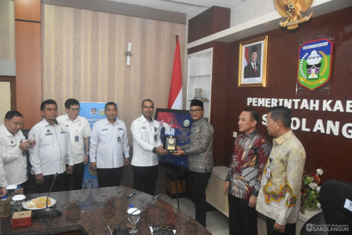 Penandatanganan Kerjasama Antara Pemerintah Kabupaten Sarolangun dengan Kantor Wilayah Direktorat Jenderal Imigrasi Jambi