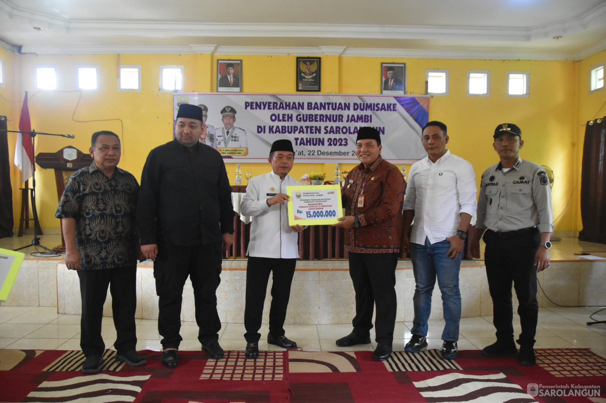 22 Desember 2023 – Penyerahan Bantuan Dumisake Oleh Gubernur Jambi Di Kabupaten Sarolangun Tahun 2023 Di Kantor Camat Sarolangun