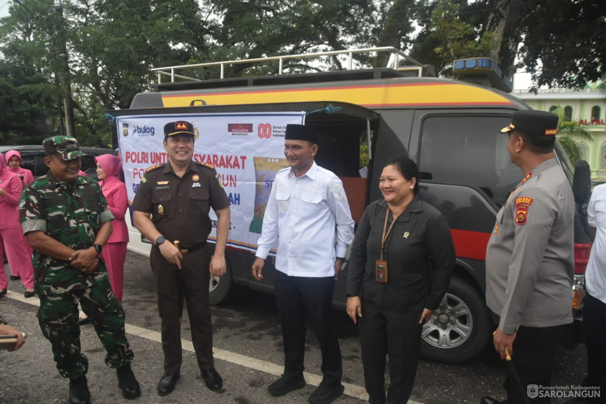 13 Agustus 2025 - Pembagian Bendera Merah Putih Kepada Masyarakat Dalam Rangka HUT RI Ke 80 di Depan Bank Jambi