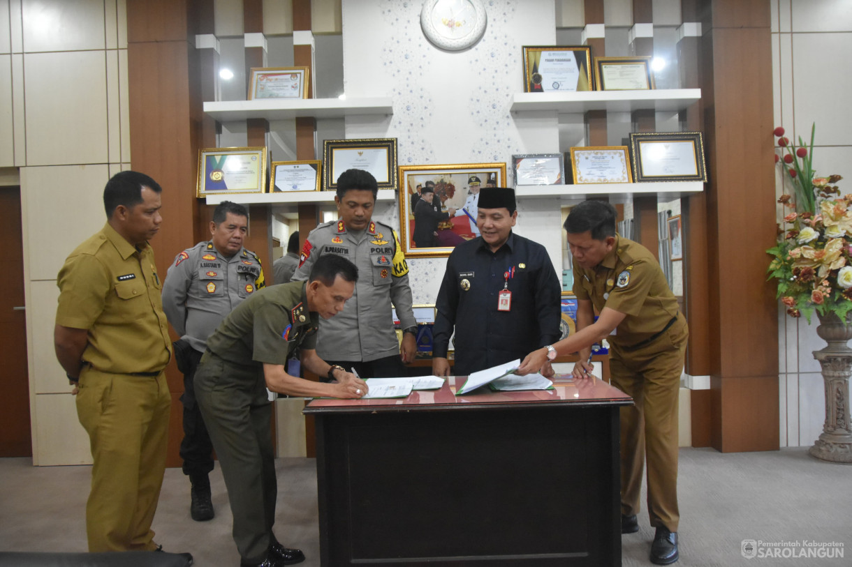 27 Mei 2024 - Penandatanganan Naskah Perjanjian Hibah Daerah Dana Hibah Pengamanan Pilkada Serentak Kabupaten Sarolangun 2024 Untuk Polres Sarolangun Di Ruang Kerja Bup