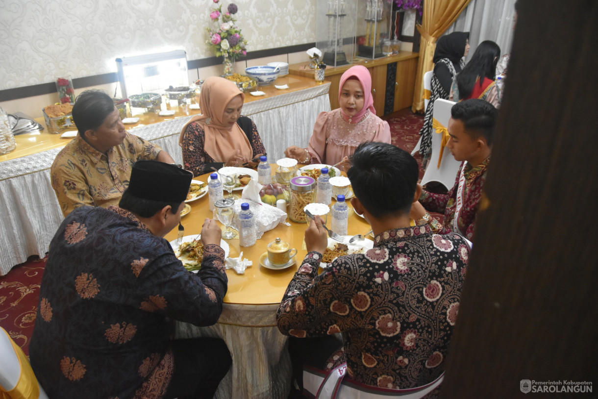 1 Juni 2024 -&nbsp;Makan Malam Bersama Finalis Bujang Gadis Kota Jambi Asal Sarolangun di Rumah Dinas Bupati Sarolangun