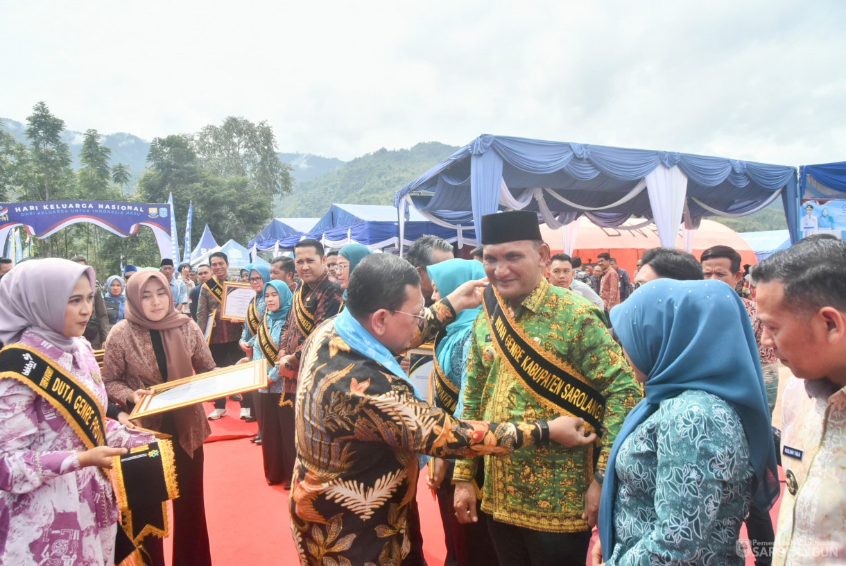 31 Juli 2025 - Peringatan Puncak Hari Keluarga Nasional Ke 32 Tingkat Provinsi Jambi Sekaligus Pengukuhan AyahBunda Genre Provinsi dan Kabupaten Kota di Halaman Kantor Bupati Kerinci