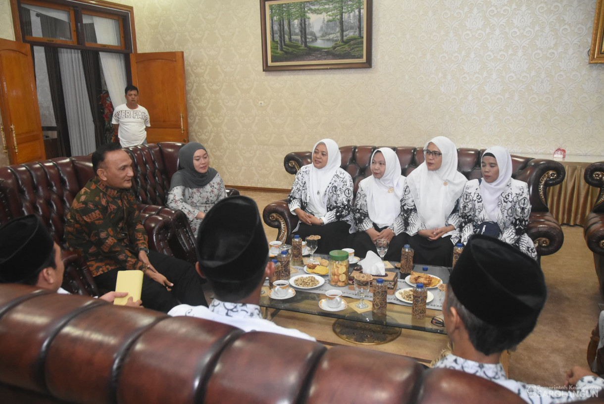 24 Juli 2025- Silaturahmi Dengan Pengurus PGRI&nbsp; di Rumah Dinas Bupati Sarolangun