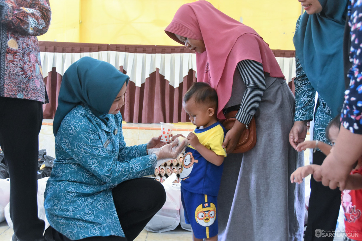 30 Maret 2024 - Penyerahan Bantuan Program Bapak Asuh Anak Stunting Untuk Keluarga Berisiko Stunting Di Kantor Camat Sarolangun