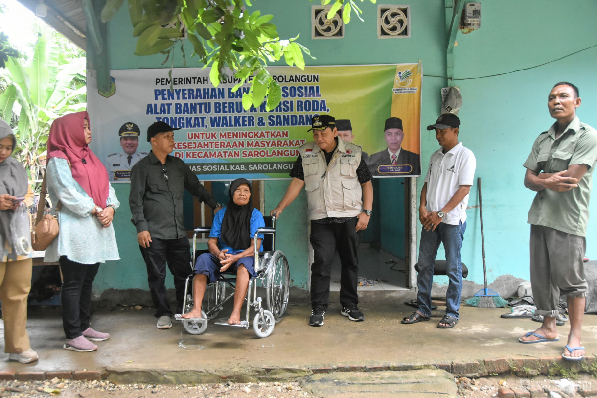 30 Desember 2023 - Penyerahan Bantuan Sosial Berupa Kursi Roda Untuk Lansia Di Desa Bernai Dalam Kecamatan Sarolangun