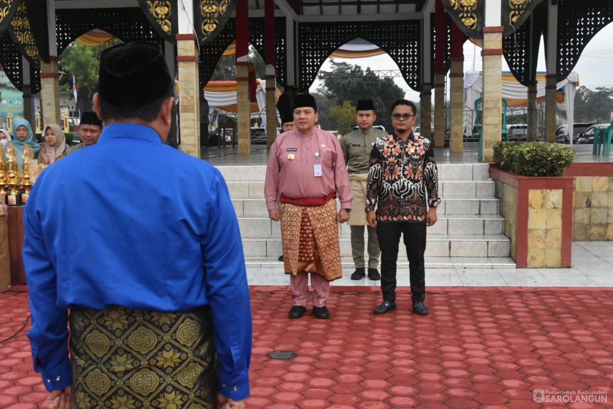 21 Agustus 2023 - Penjabat bupati Sarolangun Dr. Ir. Bachril Bakri, M.App, Sc Memimpin Apel Gabungan, Dilanjutkan Penandatanganan Pasti Integritas ASN dan Penyerahan Hadiah Lomba Peringatan HUT RI ke 78 di Lapangan Gunung Kembang Sarolangun