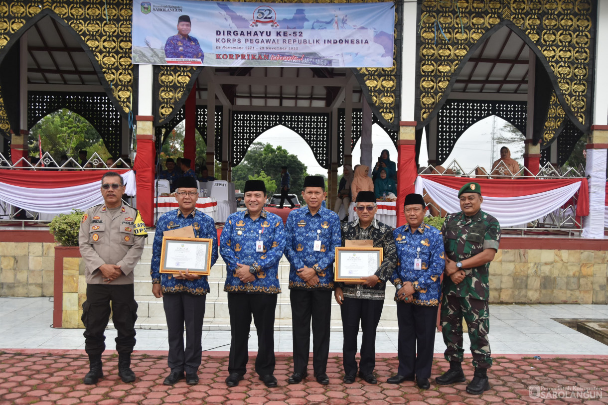 30 November 2023 - Upacara HUT KORPRI Ke 52 Sekaligus Penyerahan Bantuan JKM dan Beasiswa Di Lapangan Gunung Kembang Sarolangun