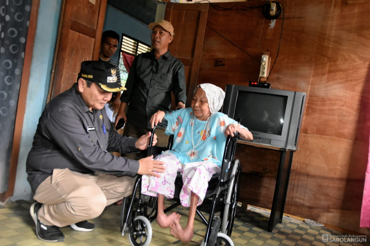 12 November 2023 - Penjabat Bupati Sarolangun Menyerahkan Bantuan Kursi Roda Kepada Penyandang Disabilitas Warga RT 13 Sri Pelayang Kelurahan Sark