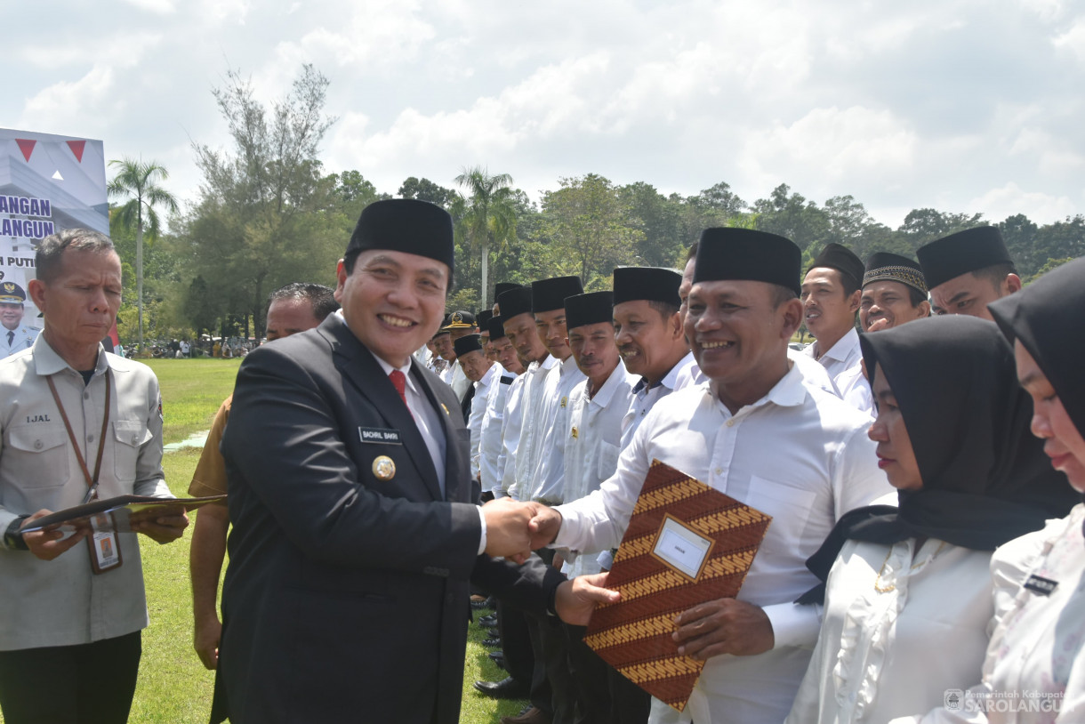 23 Juli 2024 - Pengukuhan Dan Penyerahan SK Perpanjangan Kepala Desa Dan BPD SeKabupaten Sarolangun Dan Launching Pembagian 10 Juta Bendera Merah Putih Dalam Rangka Hut Republik Indonesia Ke 79 Tahun 2024 Bertempat di Lapangan Gunung Kembang Sarolangun