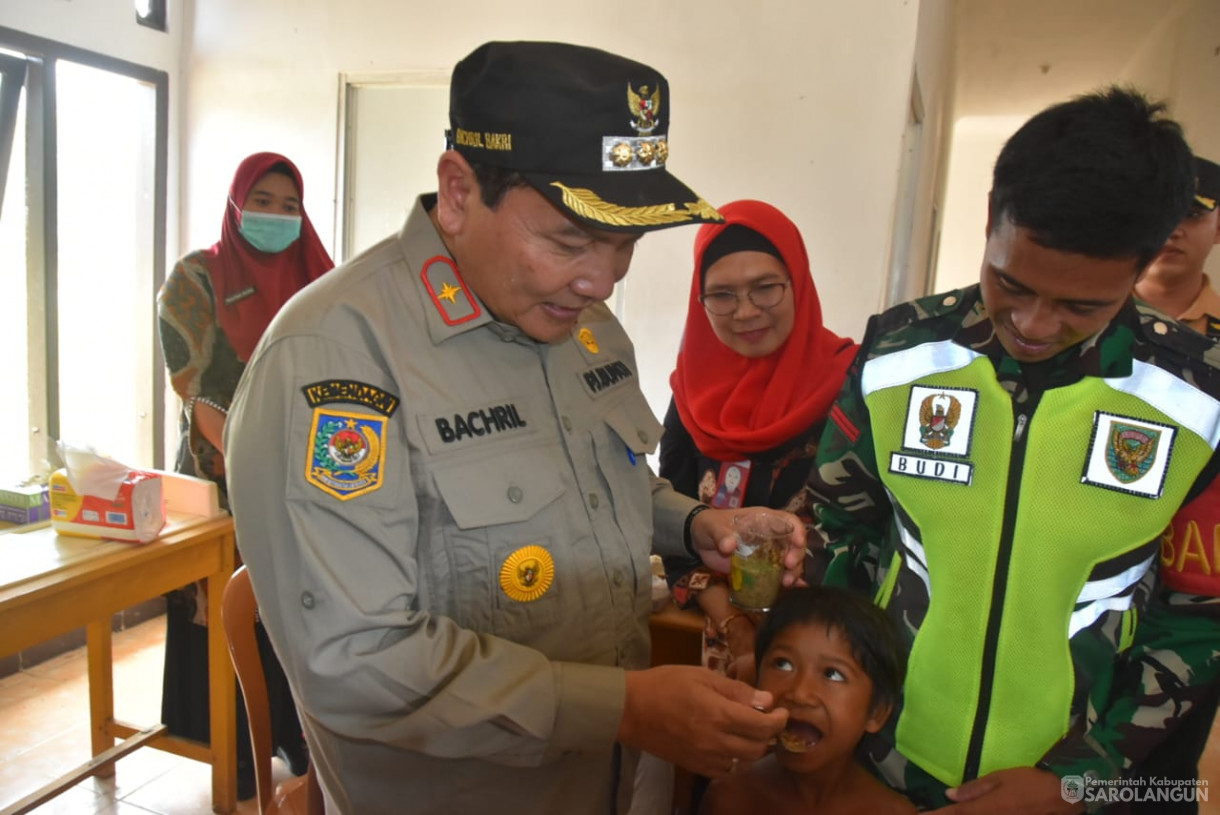 6 Oktober 2023 - Penjabat Bupati Sarolangun Melakukan Peninjauan Kegiatan Pengobatan, Posyandu, Dan Pemberian PMT di Kampung Madani SAD Desa Lubuk Jering Kecamatan Air Hitam