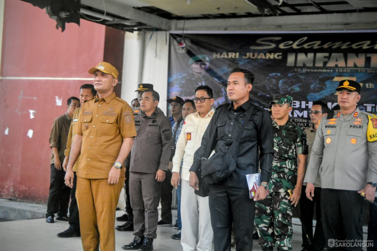 Sidak Harga Sembako di Pasar Sarolangun Dalam Rangka Hari Natal Tahun 2025 dan Tahun Baru 2026 Sekaligus Jumat Bersih Bersama TNI Dalam Rangka Hari Juang Infanteri Ke 77 Tahun 2025