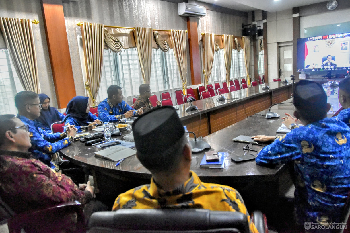 17 November 2023 - Penjabat Bupati Sarolangun Mengikuti Zoom Meeting Rakor PJ Kepala Daerah di Ruang Pola Utama Kantor Bupati Sarolangun