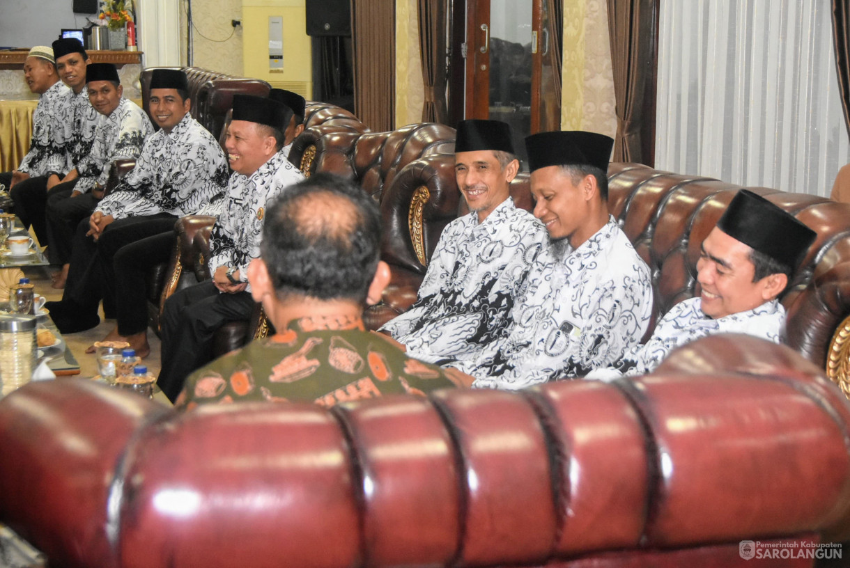 24 Juli 2025- Silaturahmi Dengan Pengurus PGRI&nbsp; di Rumah Dinas Bupati Sarolangun