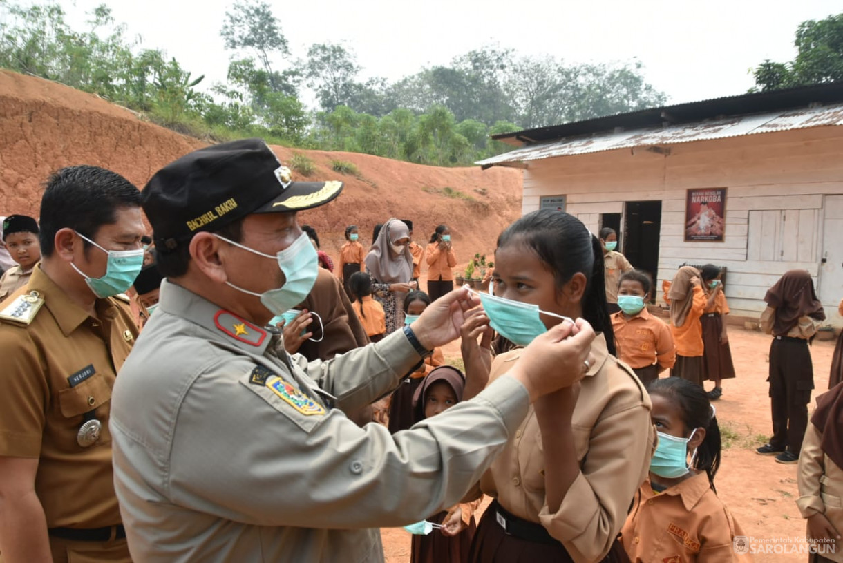 6 Oktober 2023 - Penjabat Bupati Sarolangun Menghadiri Acara Pembagian Masker dan Praktek Cuci Tangan yang Baik Dan Benar di SD 191 Desa Pematang Kabau Kecamatam Air Hitam