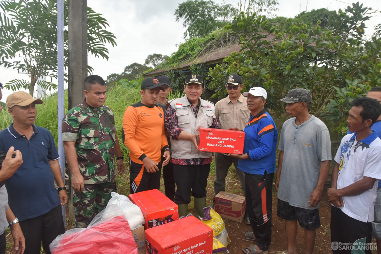 12 Januari 2024 - Meninjau Lokasi Terdampak Banjir Di Desa Teluk Kecimbung Dan Memberikan Bantuan Di Kecamatan Bathin VIII