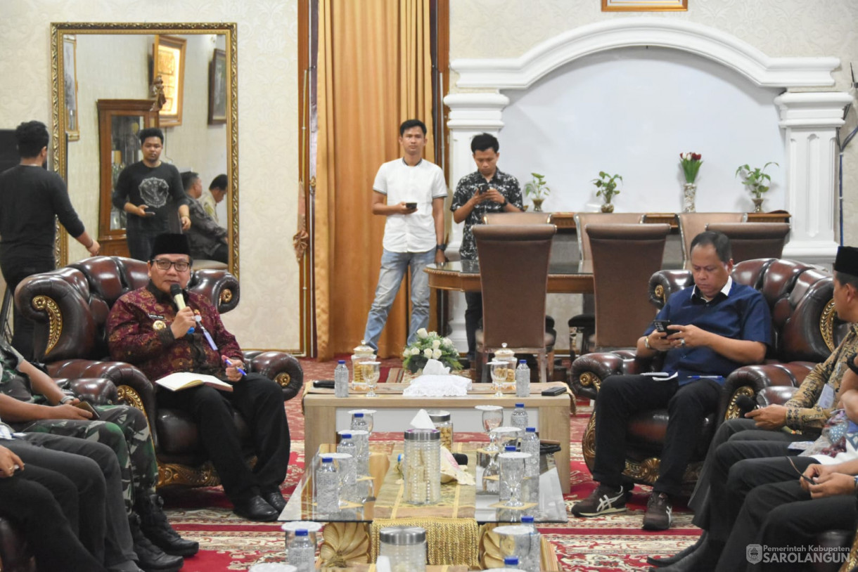 2 November 2023 -&nbsp; Penjabat Bupati Sarolangun Berdiskusi Membahas Tentang Perkelahian Siswa SMAN 4 Mandiangin Di Rumah Dinas Bupati Sarolangun