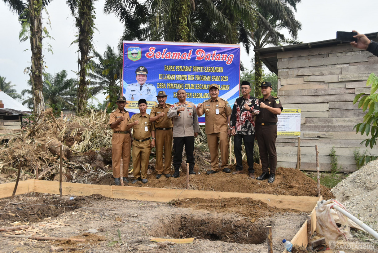 19 September 2023 - Penjabat Bupati Sarolangun Bersama Forokopimda Mengecek Lokasi Sumur Bor Program Spam 2023 Desa Pematang Kulim Kecamatan Pelawan