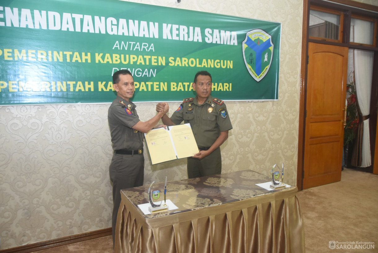 8 Agustu 2025 - Penandatanganan Kerjasama Antara Pemerintah Kabupaten Sarolangun dengan Pemerintah Kabupaten Batanghari di Rumah Dinas Bupati Sarolangun