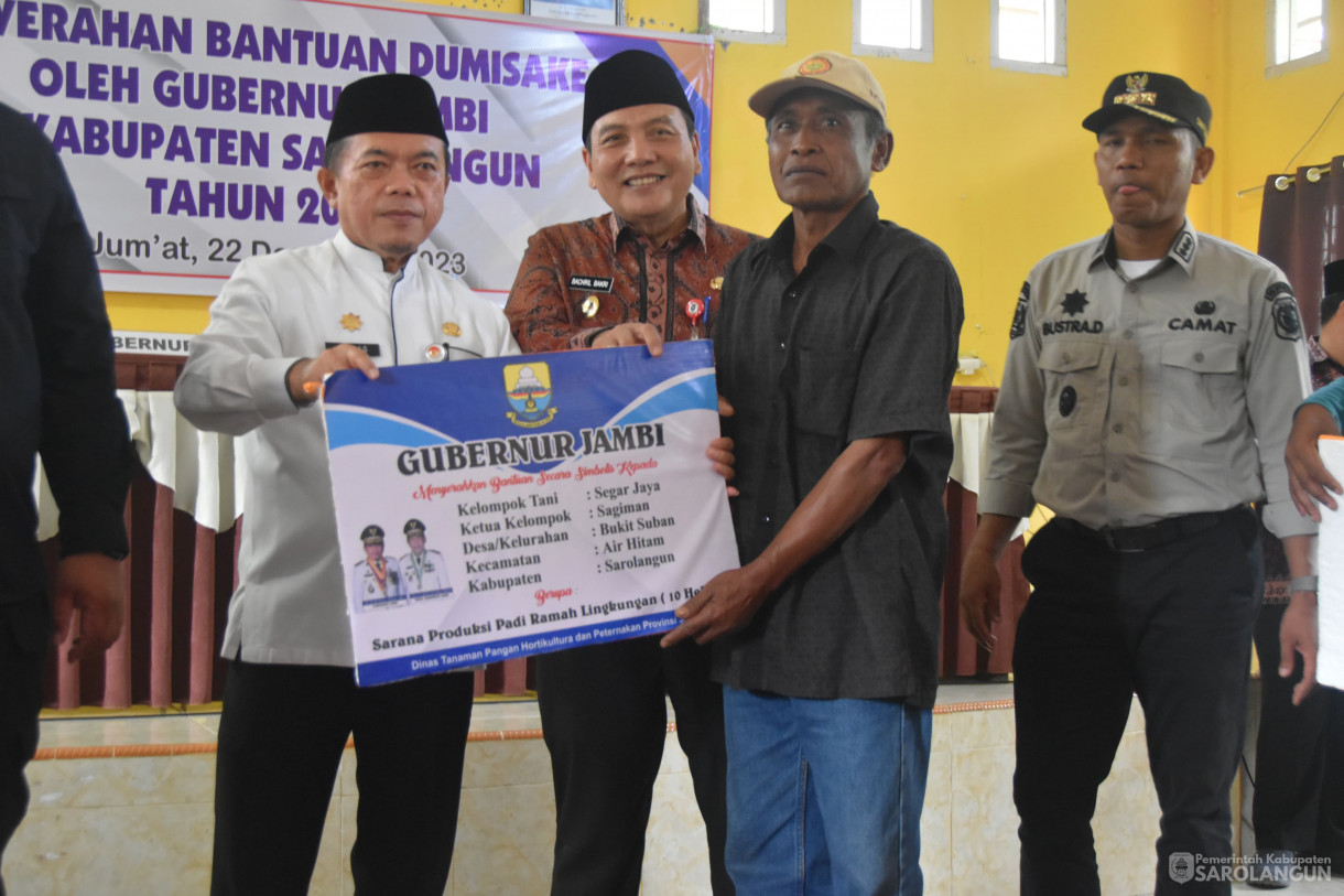 22 Desember 2023 – Penyerahan Bantuan Dumisake Oleh Gubernur Jambi Di Kabupaten Sarolangun Tahun 2023 Di Kantor Camat Sarolangun