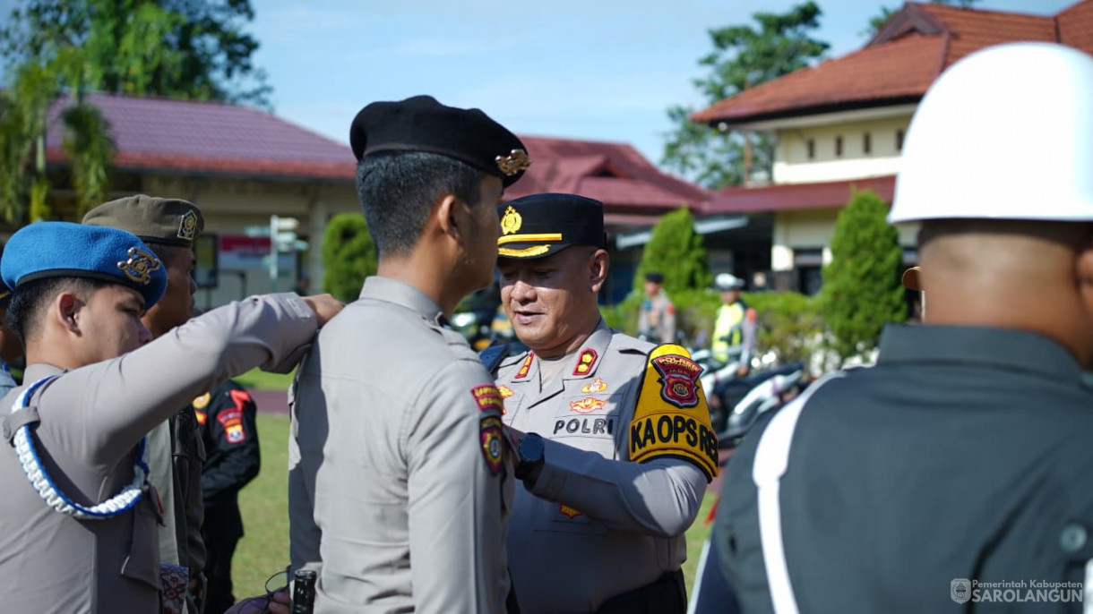 Apel Gelar Pasukan Dalam Rangka Operasi Lilin Tahun 2025 Sekaligus Memberikan Penghargaan dari Bapak Bupati Kepada 4 Pejabat Polres Sarolangun