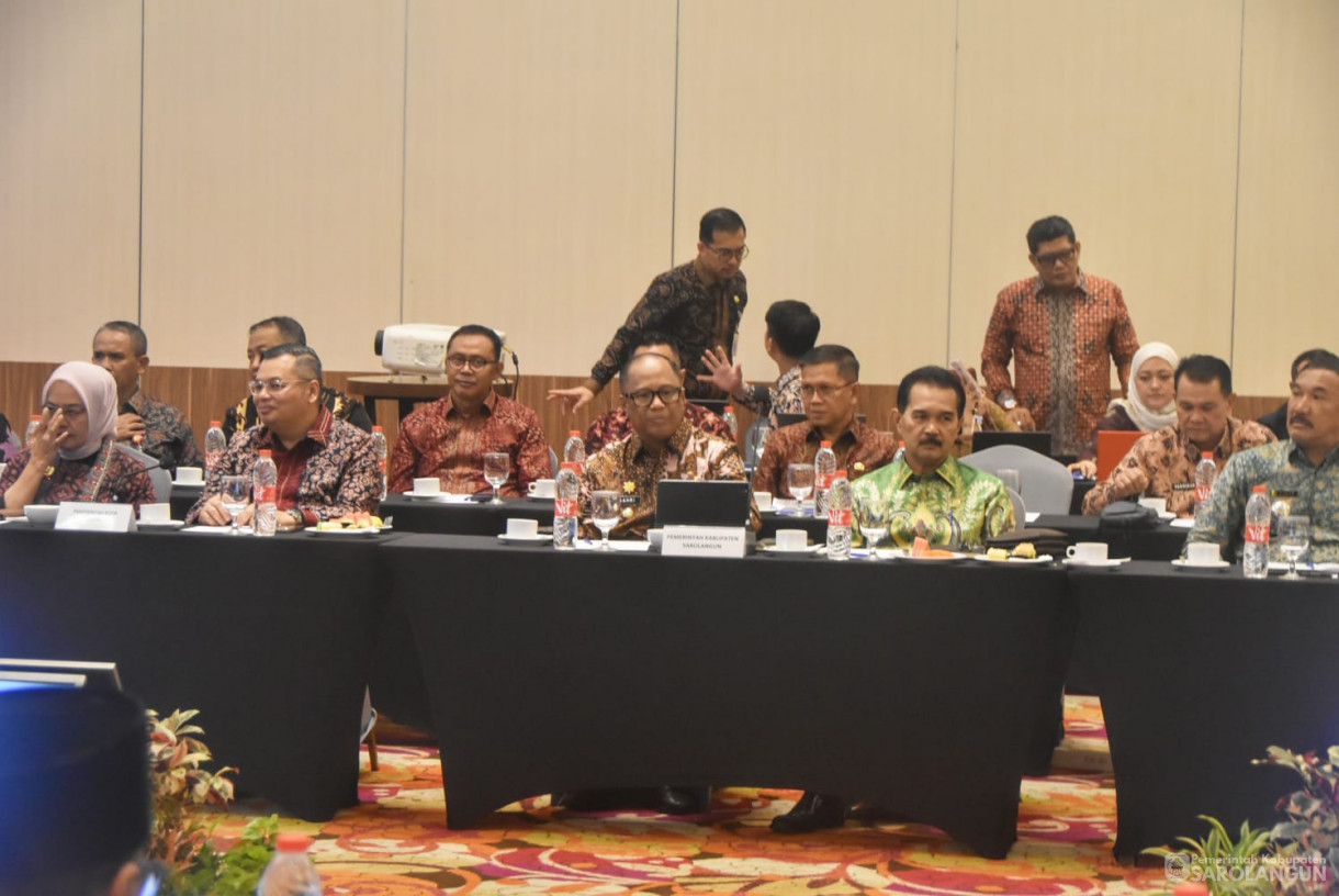 6 Januari 2025 - Rapat Dalam Rangka Sinkronisasi RPJMD Antara Pemerintah Provinsi Jambi Dengan Pemerintah Kabupaten Kota SeProvinsi Jambi, Bertempat di Ballroom B