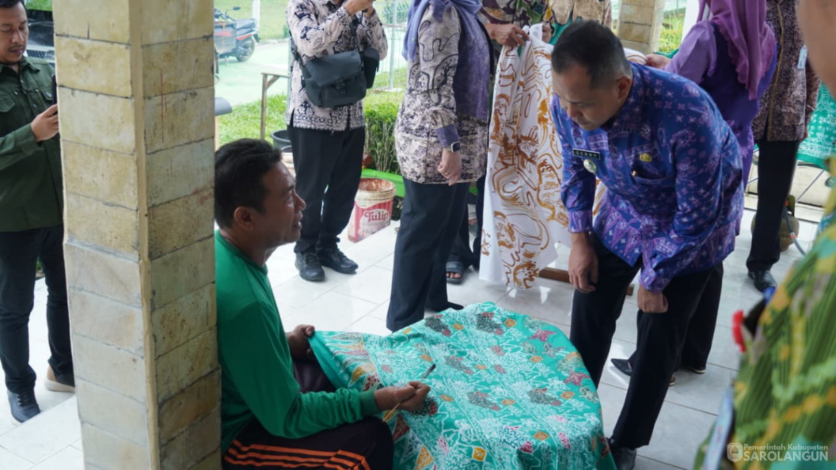 9 Oktober 2025&nbsp; Memperingatan Hari Batik Nasional Bertempat di lapangan gunung kembang kabupaten Sarolangun