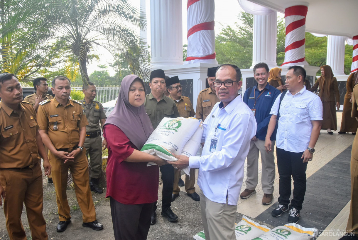 28 Juli 2025 - Launching Penyaluran Cadangan Beras Pemerintah Untuk Bantuan Pangan di Halaman Kantor Bupati Sarolangun