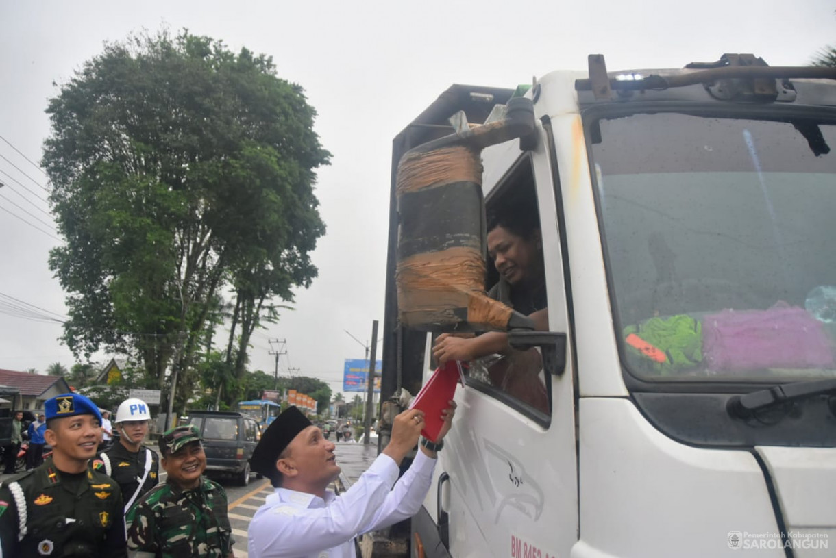 13 Agustus 2025 - Pembagian Bendera Merah Putih Kepada Masyarakat Dalam Rangka HUT RI Ke 80 di Depan Bank Jambi