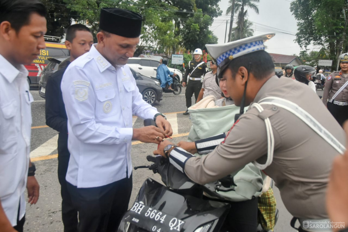 13 Agustus 2025 - Pembagian Bendera Merah Putih Kepada Masyarakat Dalam Rangka HUT RI Ke 80 di Depan Bank Jambi