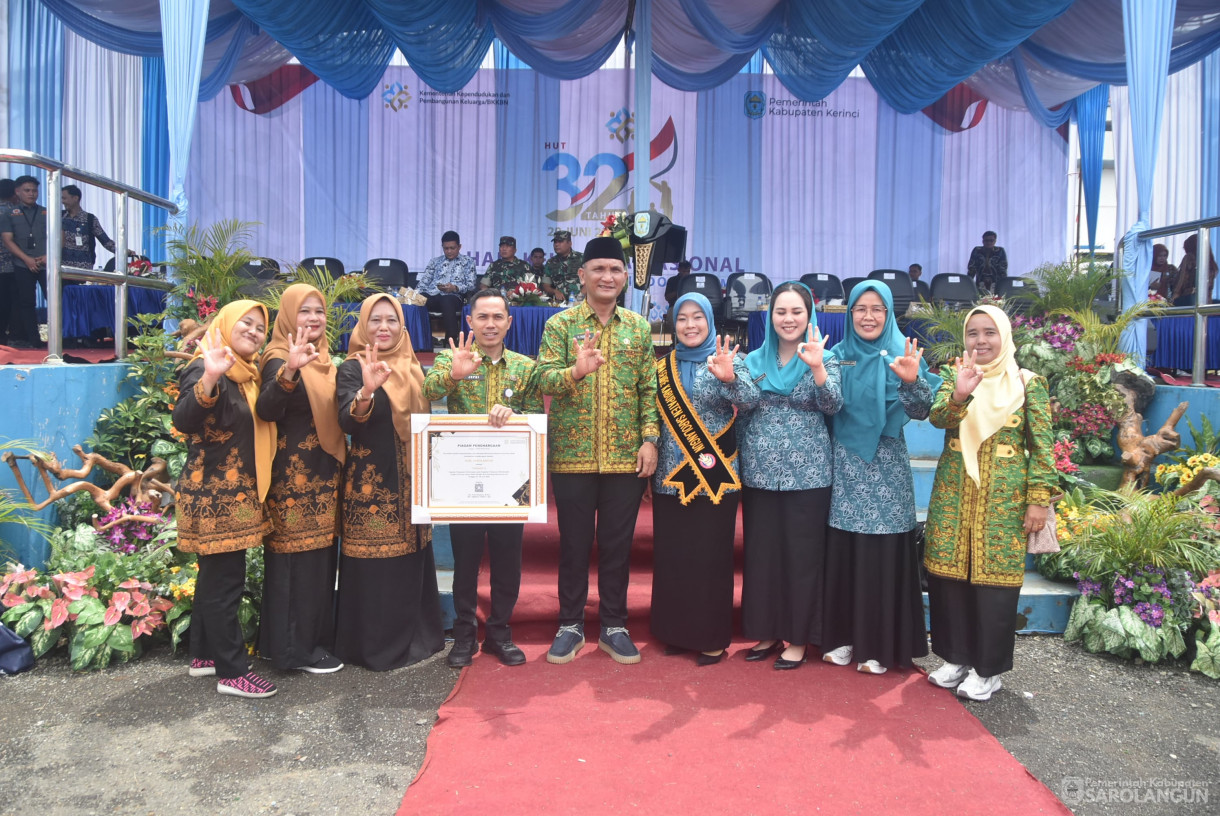 31 Juli 2025 - Peringatan Puncak Hari Keluarga Nasional Ke 32 Tingkat Provinsi Jambi Sekaligus Pengukuhan AyahBunda Genre Provinsi dan Kabupaten Kota di Halaman Kantor Bupati Kerinci