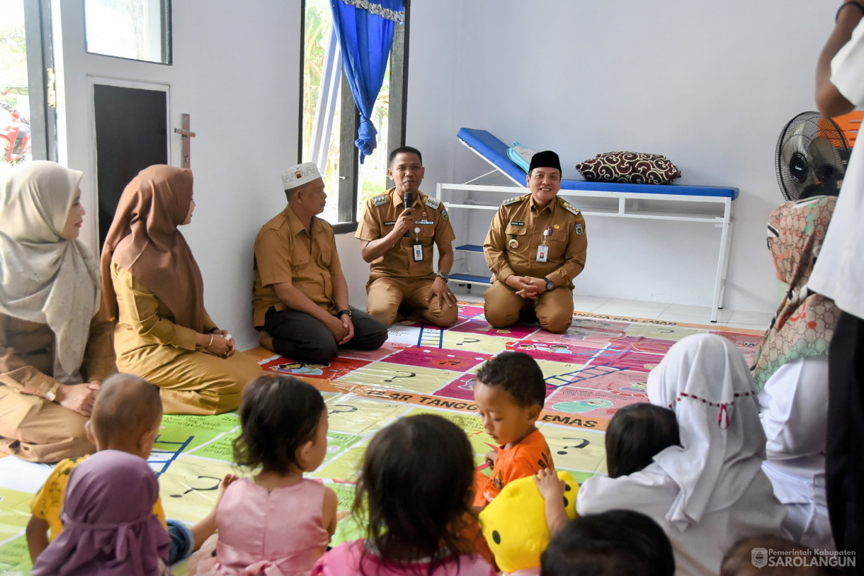 28 November 2023 - Meninjau Dan Memberikan Makan Pada Anak Beresiko Stunting Di Rumah Cegah Stunting Desa Bernai