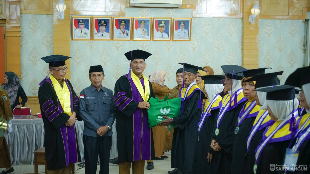 24 Februari 2026&nbsp;Santunan Baznas dan Bantuan CSR Bank Jambi pada Acara Wisuda Sekolah Lansia Sarolangun di Aula Utama Kantor Bupati Sarolangun