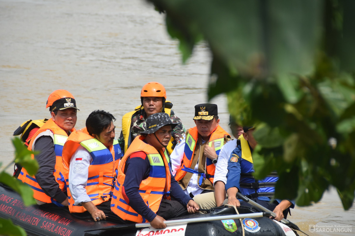 20 Januari 2023 - Mendampingi Gubernur Jambi Meninjau Lokasi Terdampak Banjir Serta Memberikan Bantuan Di Mandiangin Tuo Kecamatan Mandiangin