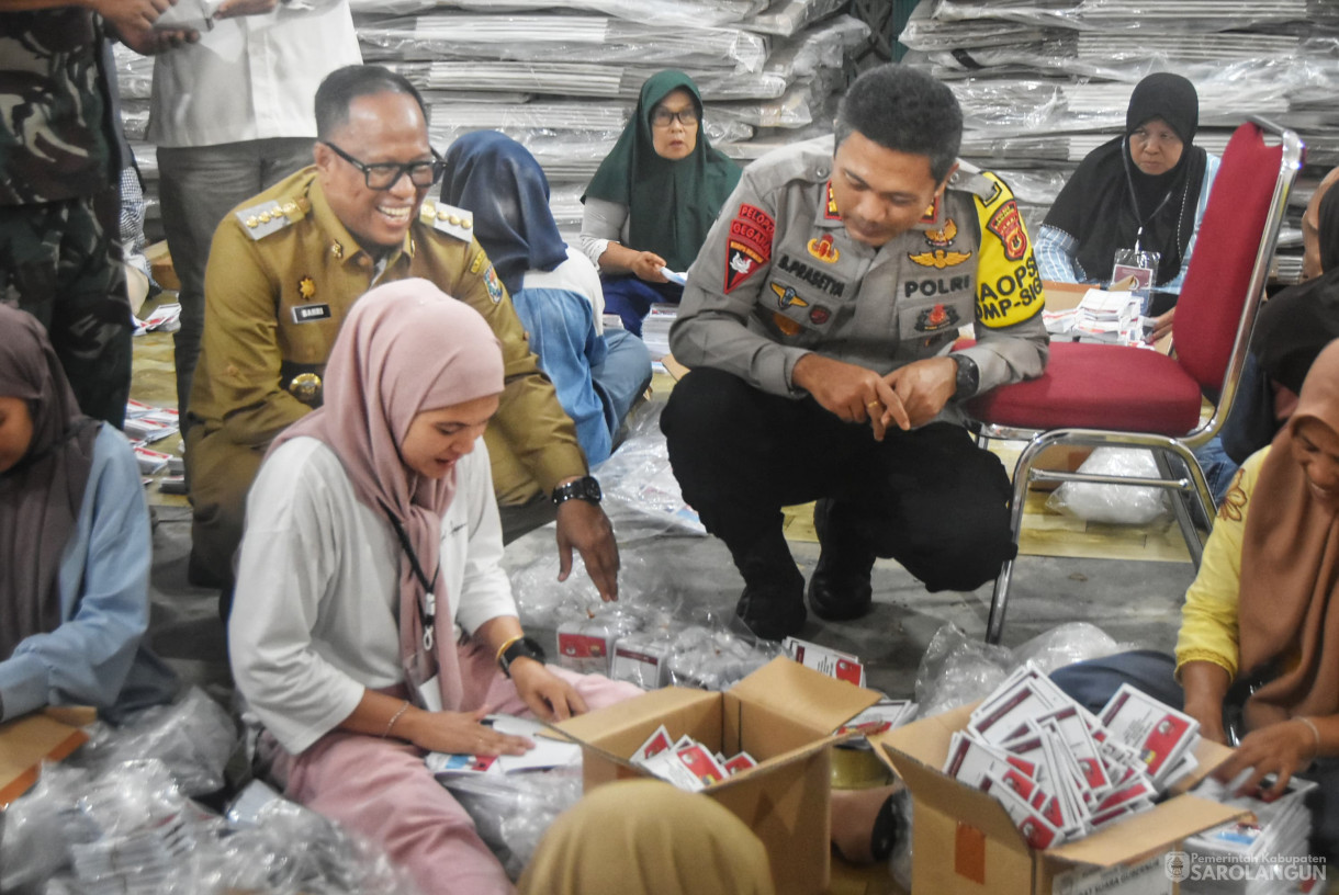 22 Oktober 2024 -&nbsp;Monitoring Pelipatan Surat Suara Pilgub, Bertempat di Kantor KPU Sarolangun