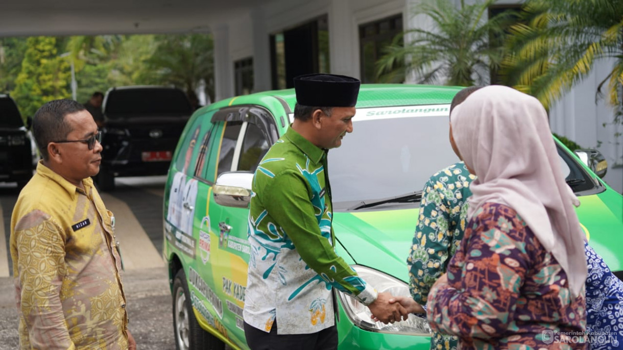 27 November 2025&nbsp; Penyerahan Satu Unit Mobil Operasional Pelayanan Administrasi Kependudukan Kelurahan dan Desa ke Diskdukcapil