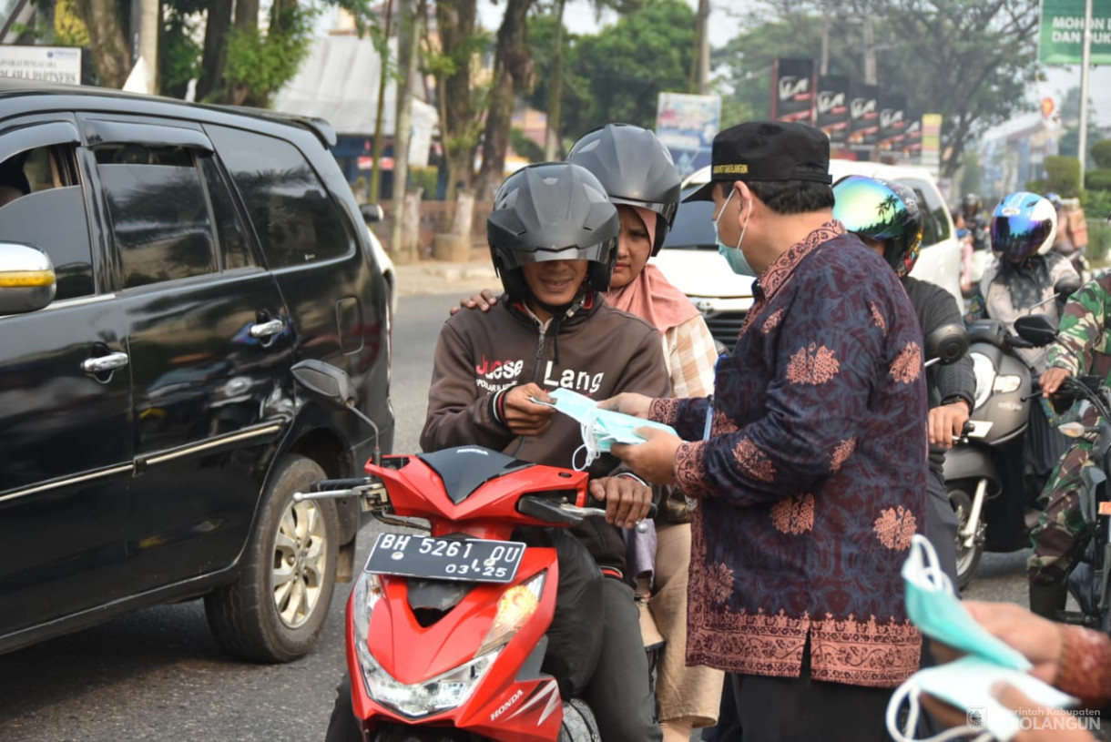 2 Oktober 2023 - Penjabat Bupati Sarolangun Melakukan Pembagian Masker Gratis di Depan Bank Pembangunan Daerah Jambi