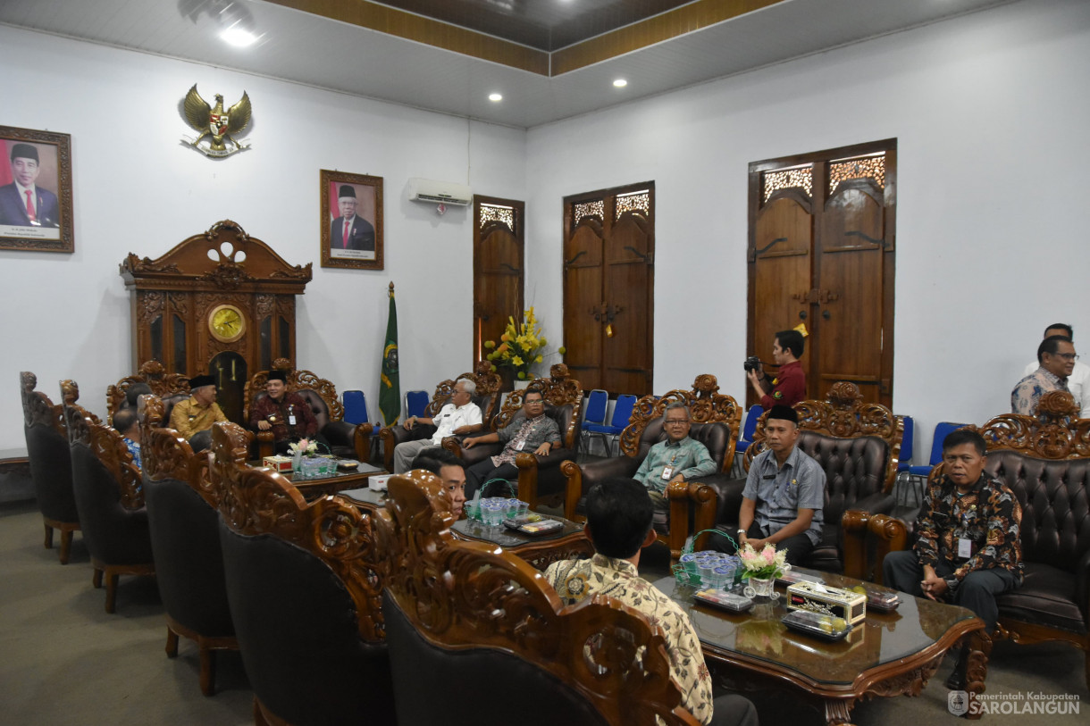 10 November 2023 - Penjabat Bupati Sarolangun Melakukan Penandatanganan Kesepakatan Bersama Antara Pemerintah Kabupaten Rejang Lebong Dengan Pemerintah Kabupaten Sarolangun Di Rumah Dinas Bupati Rejang Lebong