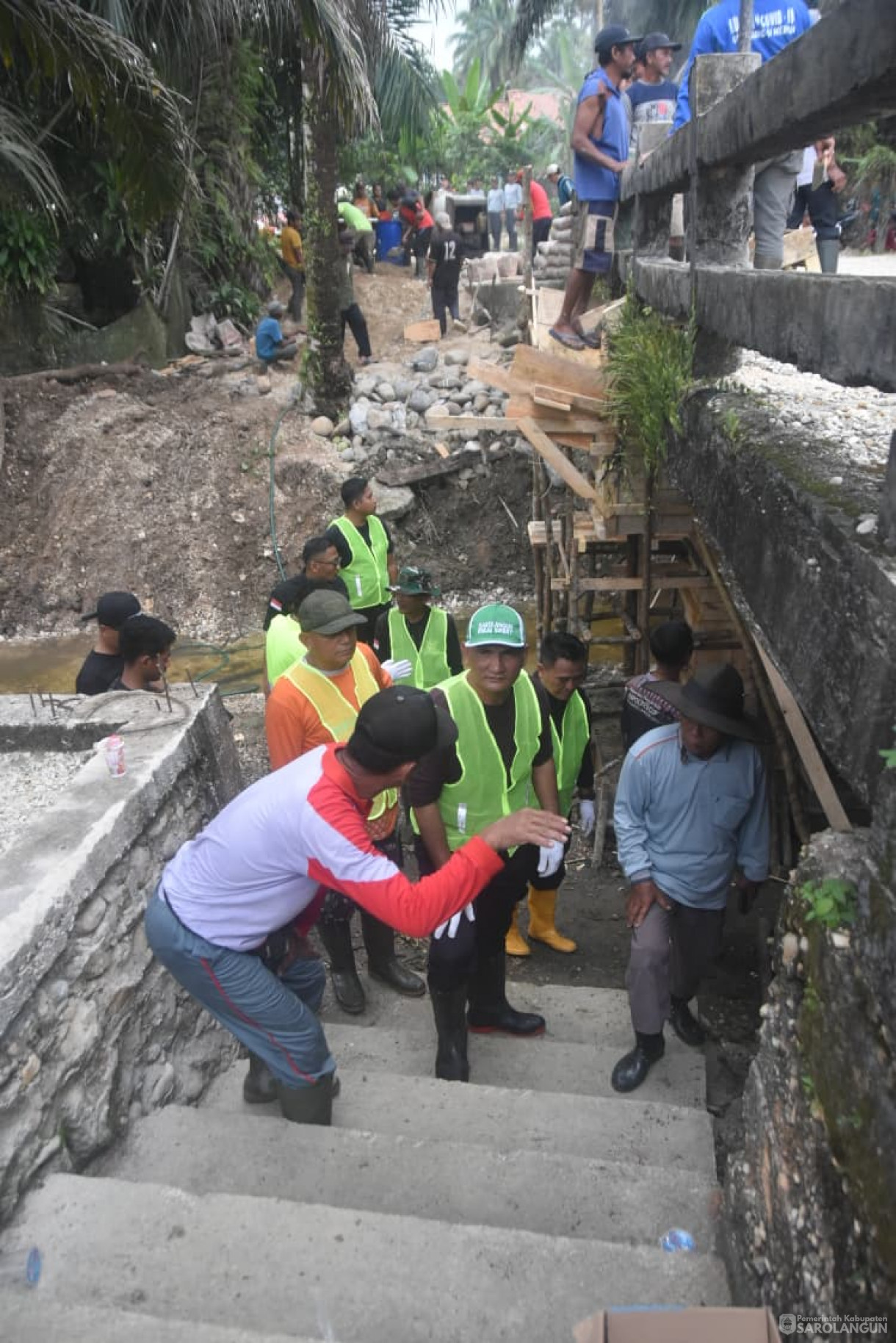 30 November 2025&nbsp; Gotong Royong Membangun Infrastruktur Bersama Masyarakat Desa Sungai Merah Kecamatan Pelawan