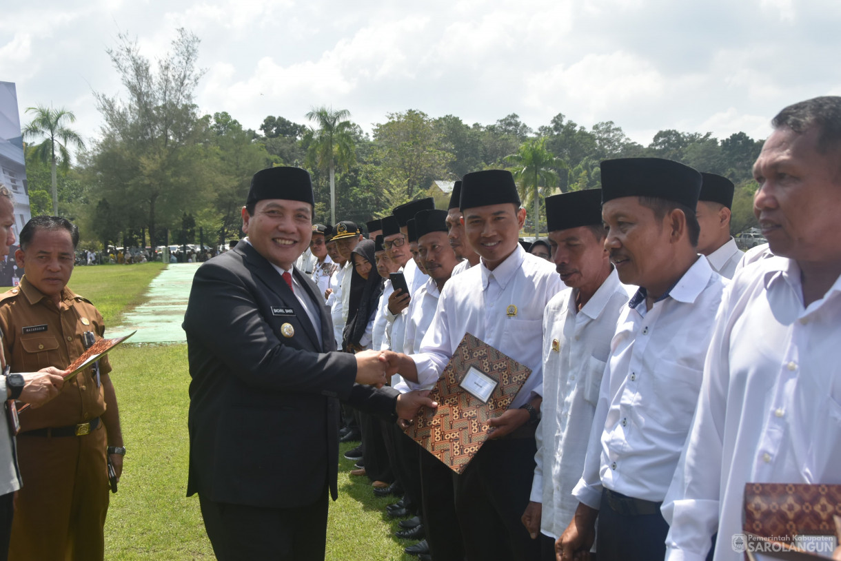 23 Juli 2024 - Pengukuhan Dan Penyerahan SK Perpanjangan Kepala Desa Dan BPD SeKabupaten Sarolangun Dan Launching Pembagian 10 Juta Bendera Merah Putih Dalam Rangka Hut Republik Indonesia Ke 79 Tahun 2024 Bertempat di Lapangan Gunung Kembang Sarolangun