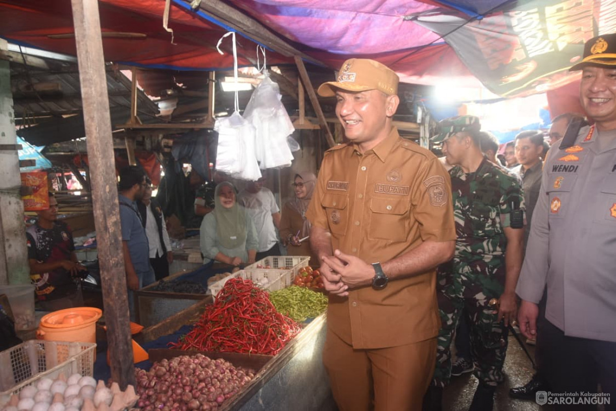 Sidak Harga Sembako di Pasar Sarolangun Dalam Rangka Hari Natal Tahun 2025 dan Tahun Baru 2026 Sekaligus Jumat Bersih Bersama TNI Dalam Rangka Hari Juang Infanteri Ke 77 Tahun 2025