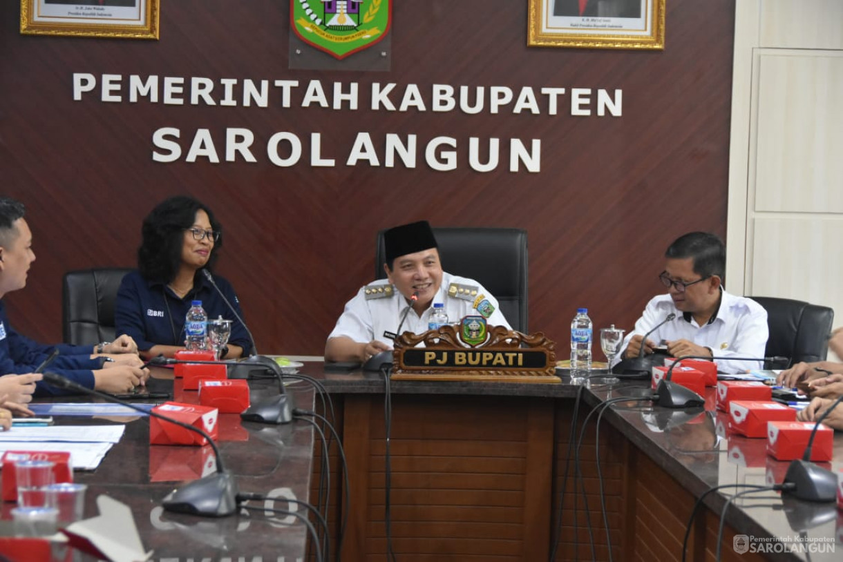 1 November 2023 - Penjabat Bupati Sarolangun Menghadiri Acara Penandatanganan Kerjasama Antara Bank Rakyat Indonesia Dengan Pemerintah Kabupaten Sarolangun Di Ruang Pola Utama Kantor Bupati Sarolangun