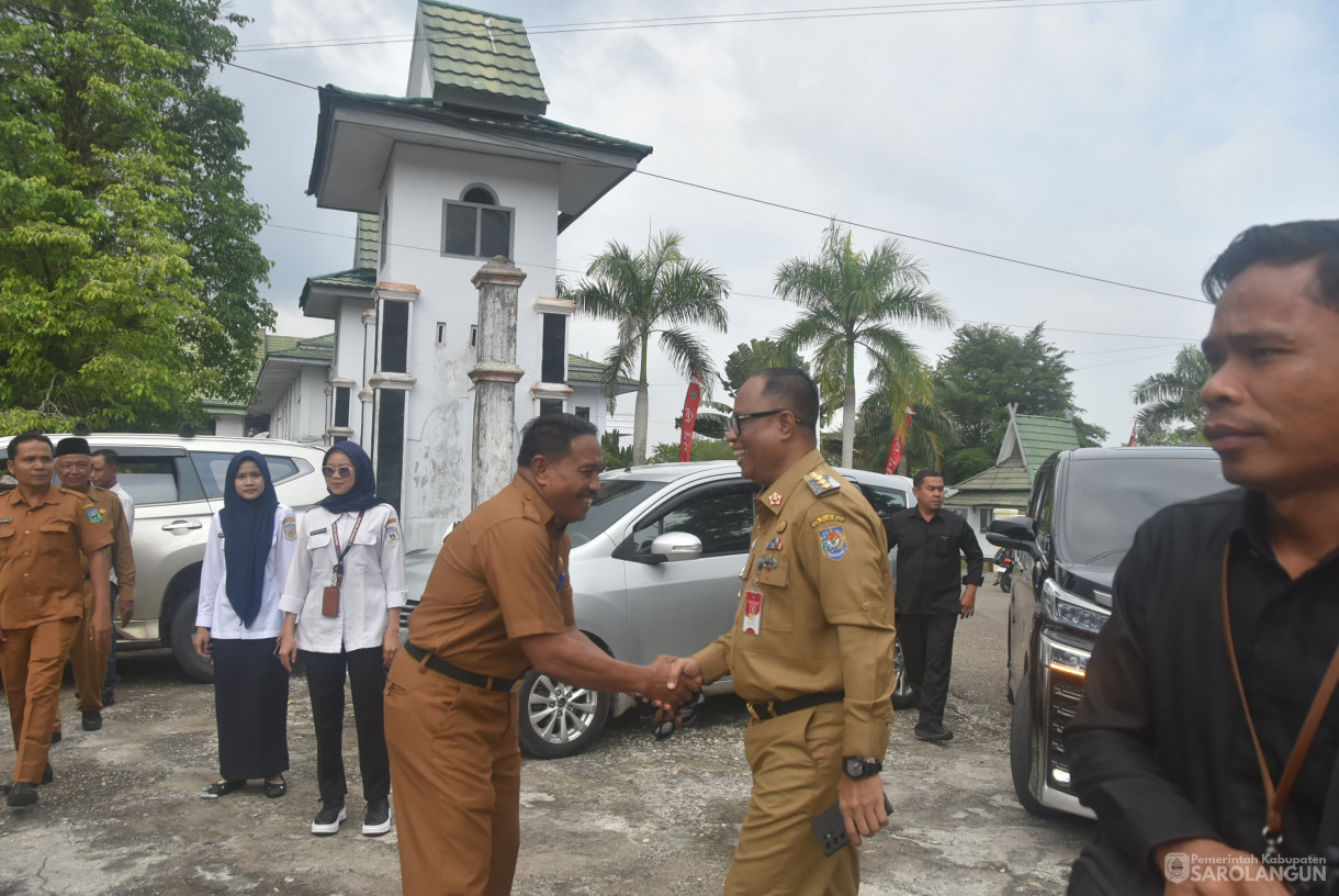 21 Oktober 2024 -&nbsp;Pelepasan Para Istri Kades Yang Berangkat Studi Banding di Kota Bandung, Bertempat di Halaman Samping Kantor Bappeda Sarolangun