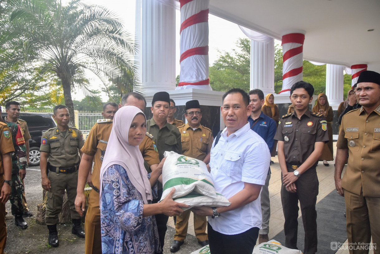 28 Juli 2025 - Launching Penyaluran Cadangan Beras Pemerintah Untuk Bantuan Pangan di Halaman Kantor Bupati Sarolangun