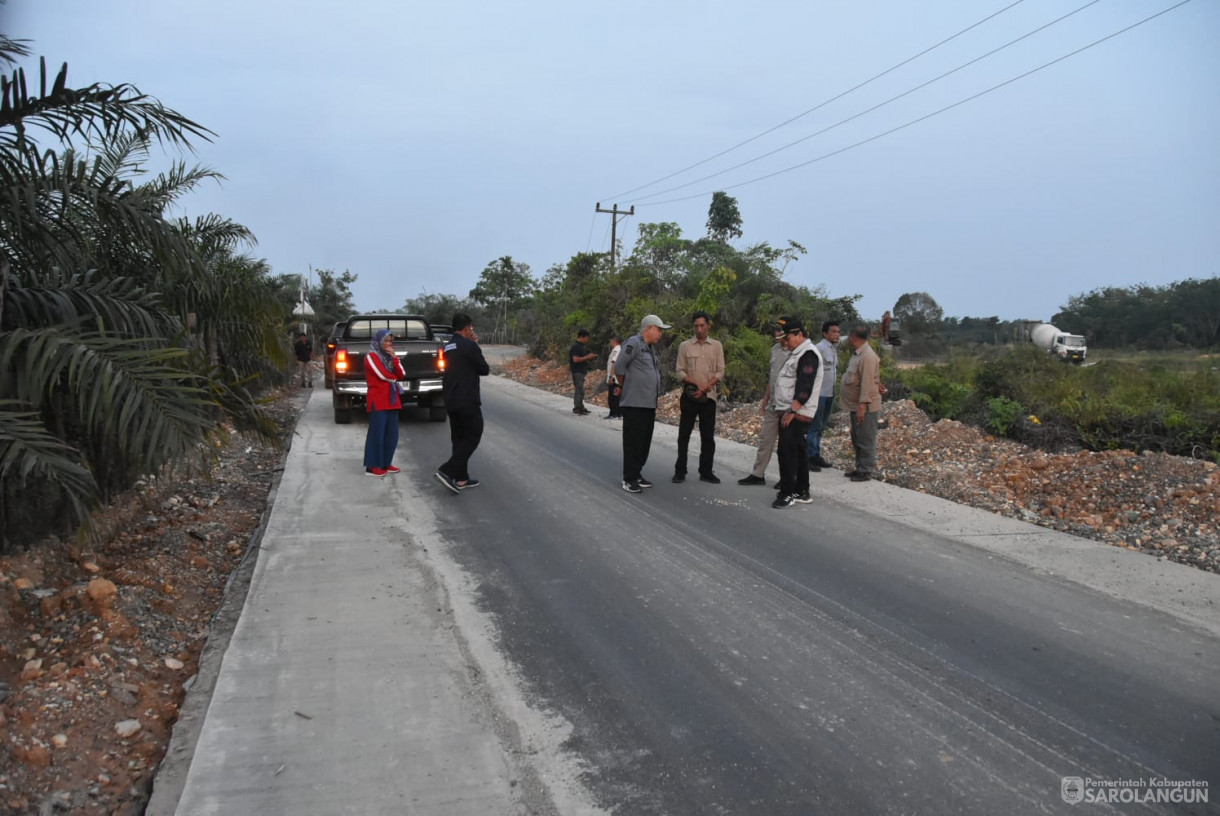 21 Oktober 2023 - Penjabat Bupati Sarolangun Meninjau Pembangunan dan Pelebaran Jalan di Desa Pulau Pandan Kecamatan Limun