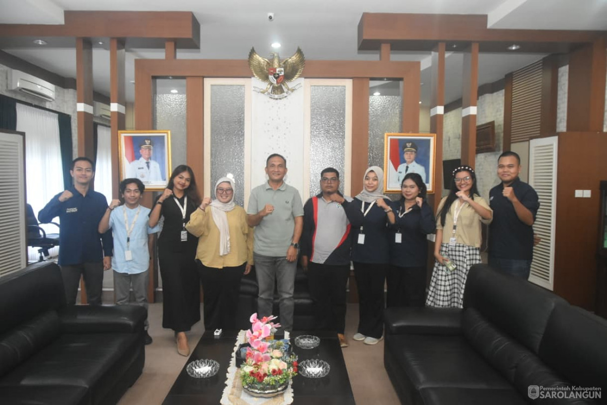 21 November 2025&nbsp; Silaturahmi dengan Mahasiswa Universitas Diponegoro di Ruang Kerja Bupati Sarolangun
