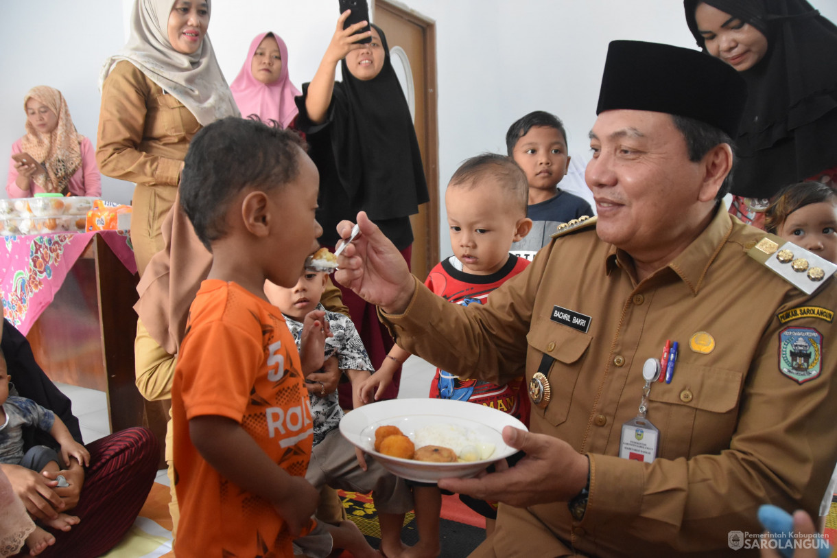 28 November 2023 - Meninjau Dan Memberikan Makan Pada Anak Beresiko Stunting Di Rumah Cegah Stunting Desa Bernai