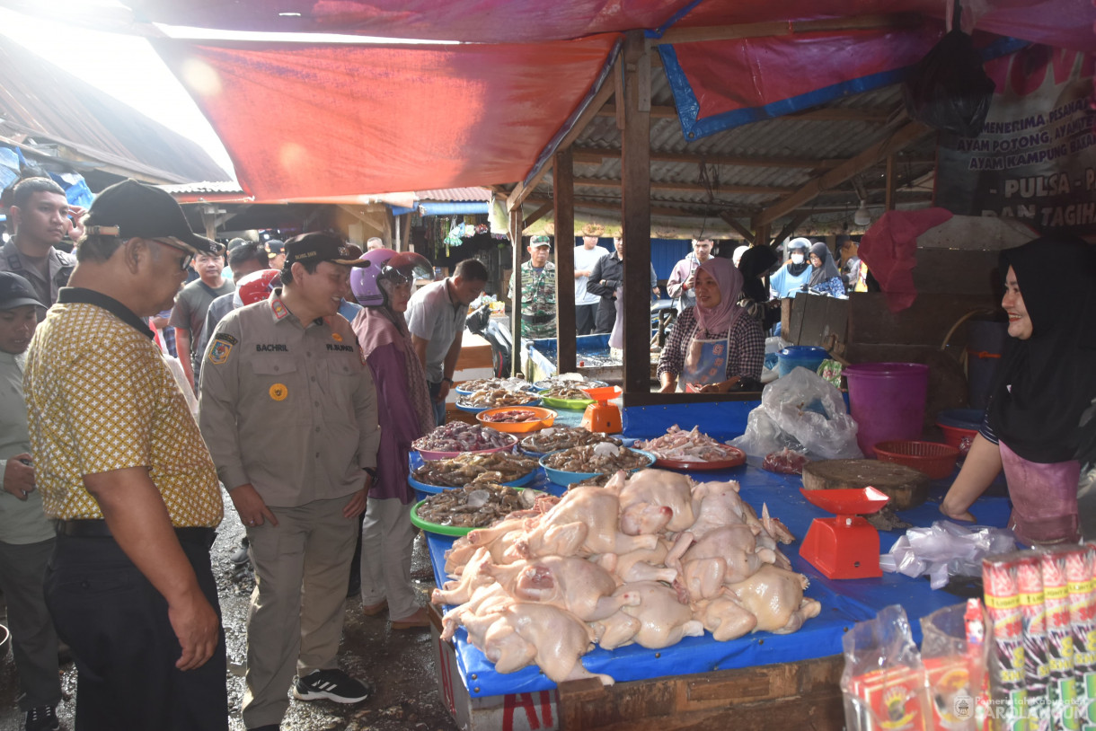 15 Juni 2024 - Sidak Pasar Dalam Rangka Mengecek Harga Dan Ketersediaan Bahan Pokok Mebjelang Hari Raya Idul Adha Di Pasar Atas Sarolangun